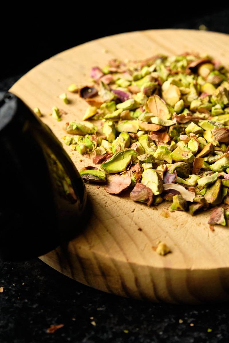 Pistachos machacados sobre tabla de madera