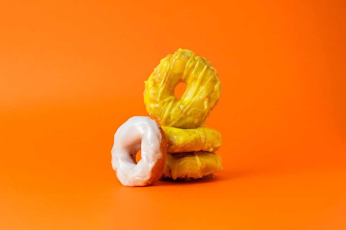 Rosquillas sobre fondo naranja